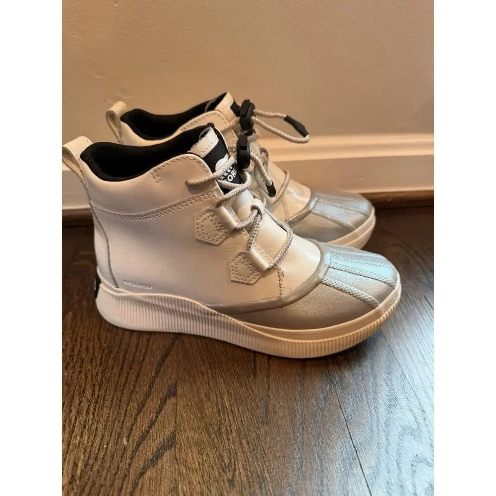 Sorel Out N About Waterproof Booties white silver Youth Sz 6 NWT